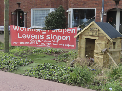 902266 Afbeelding van het spandoek 'Woningen slopen = Levens slopen' op de groenstrook langs de Croeselaan te Utrecht, ...